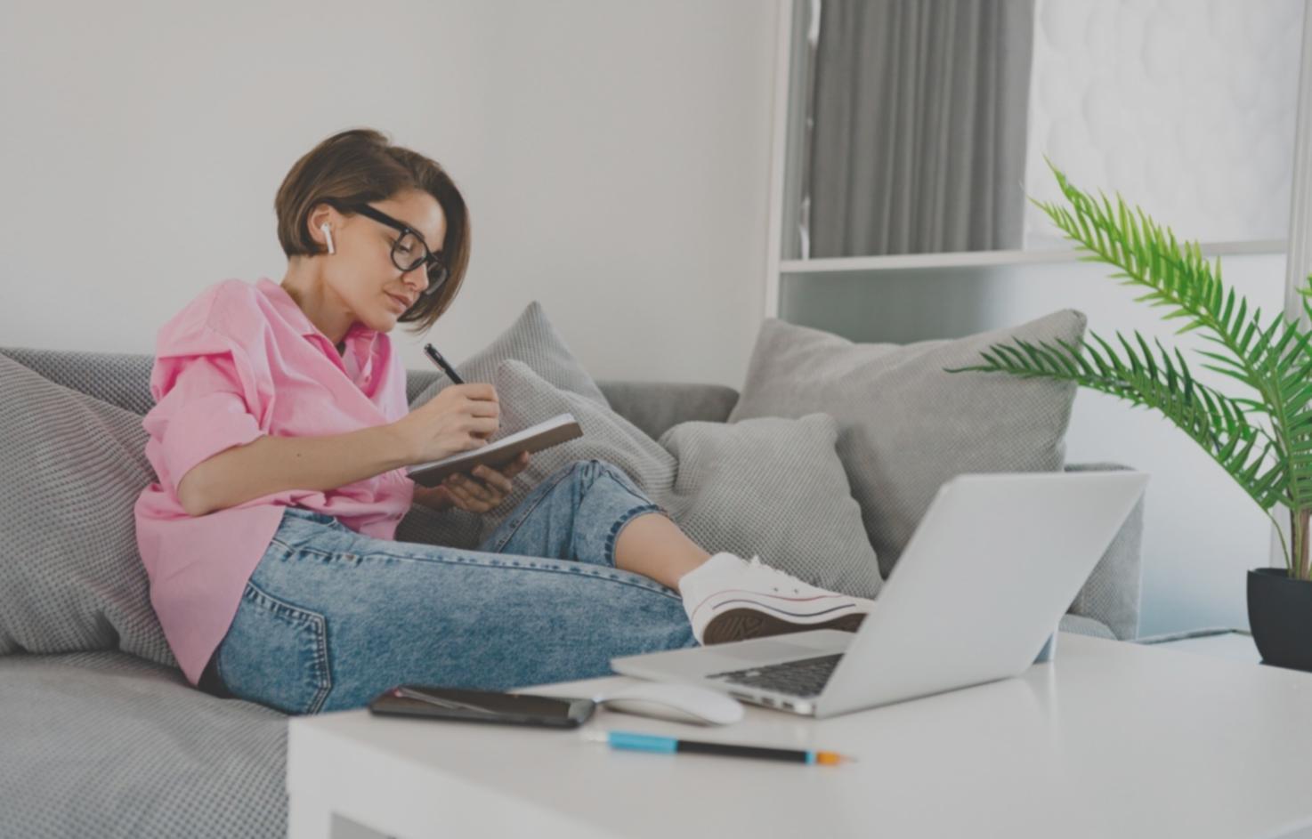 Profissional a analisar documentos de seguros com cliente